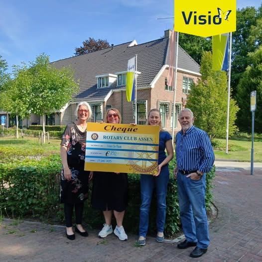 Uitreiking cheque Rotary Club aan Visio Vries
