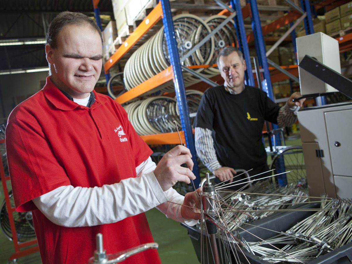 Cliënt steekt spaken in tijdens zijn werk bij fietsenfabriek AZOR