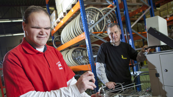 Cliënt steekt spaken in tijdens zijn werk bij fietsenfabriek AZOR Cliënt steekt spaken in tijdens zijn werk bij fietsenfabriek AZOR
