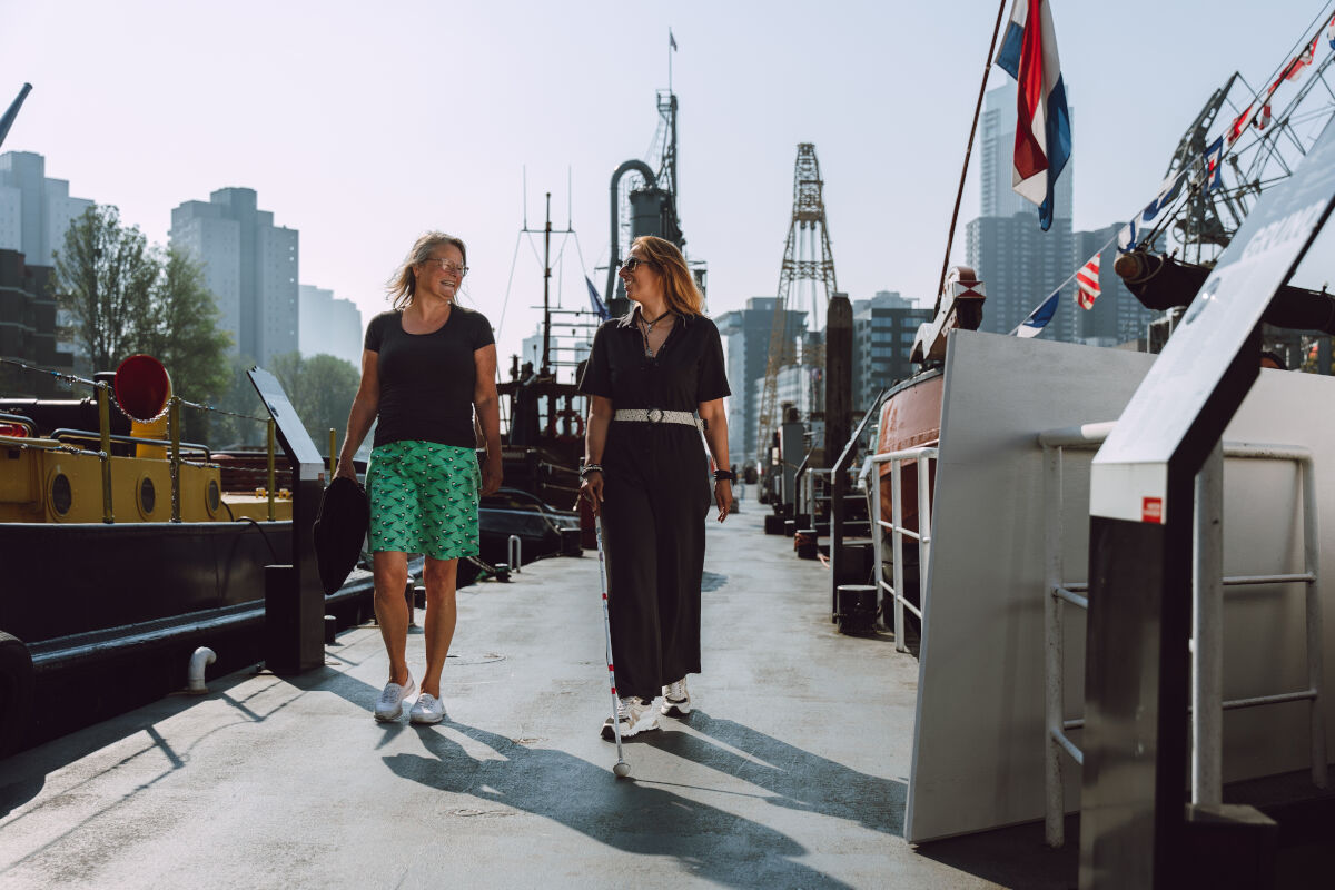 Slechtziende vrouw oefent met taststok