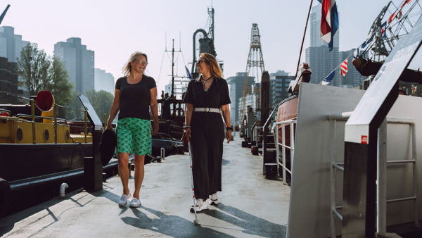 Slechtziende vrouw oefent met taststok Slechtziende vrouw oefent met taststok