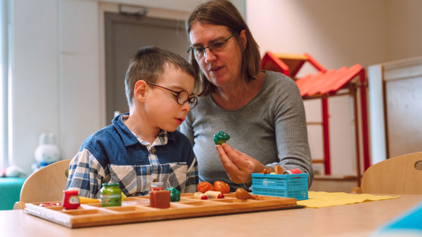 koninklijke_visio_amsterdam_kind_medewerker_spel_tast.jpg koninklijke_visio_amsterdam_kind_medewerker_spel_tast.jpg