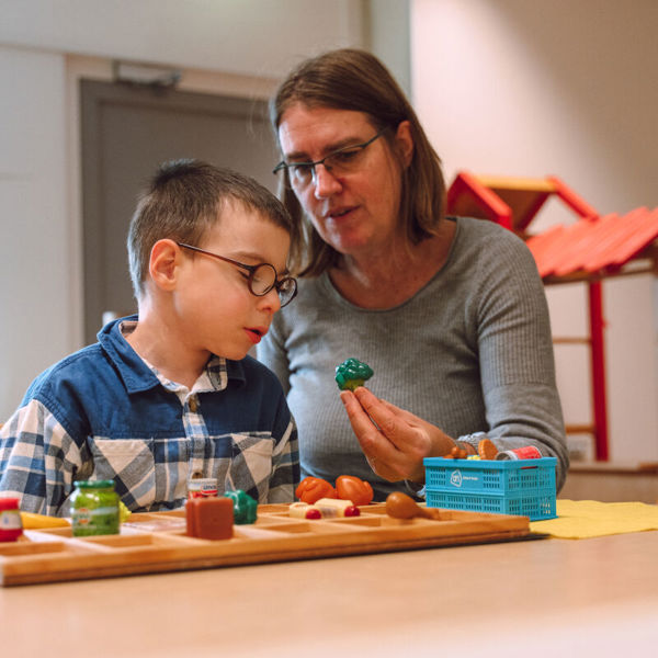 koninklijke_visio_amsterdam_kind_medewerker_spel_tast.jpg koninklijke_visio_amsterdam_kind_medewerker_spel_tast.jpg