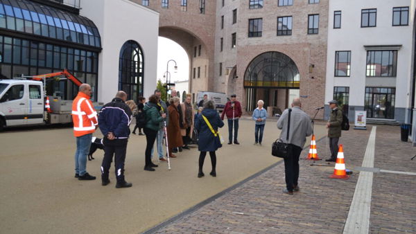 Groep mensen is buiten op pad tijdens een bijeenkomst van de Oogevereniging Limburg Groep mensen is buiten op pad tijdens een bijeenkomst van de Oogevereniging Limburg