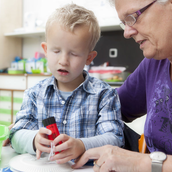 Leerling knutselt aan een paard samen met begeleider. Leerling knutselt aan een paard samen met begeleider.