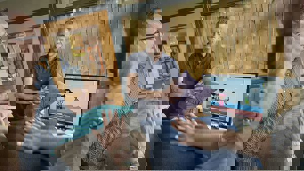 Een groep mensen is aan het demonstreren hoe technologisch kussen werkt. Een groep mensen is aan het demonstreren hoe technologisch kussen werkt.