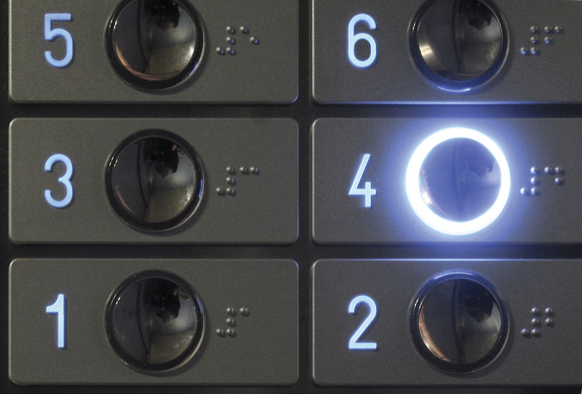 Liftknoppen met tactiel nummer en braille. 