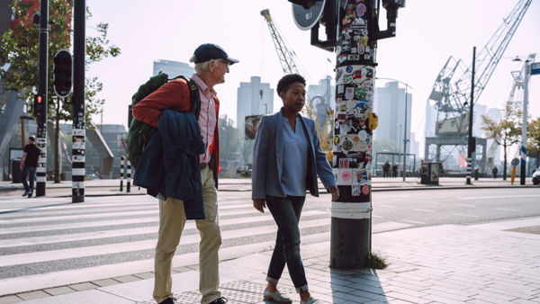 client en adviesmedewerker steken de straat over client en adviesmedewerker steken de straat over