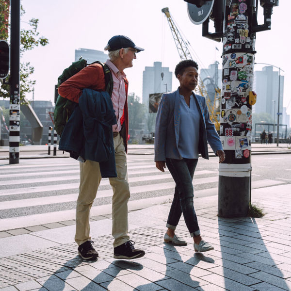 client en adviesmedewerker steken de straat over client en adviesmedewerker steken de straat over