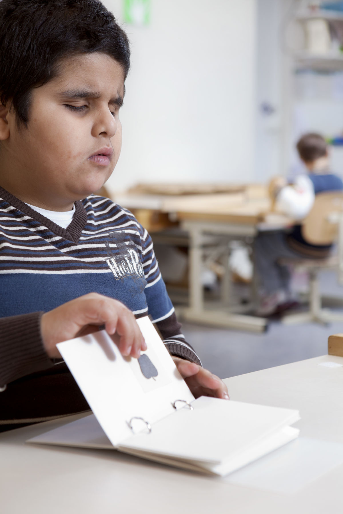 Leerling voelt aan tactiel boekje.