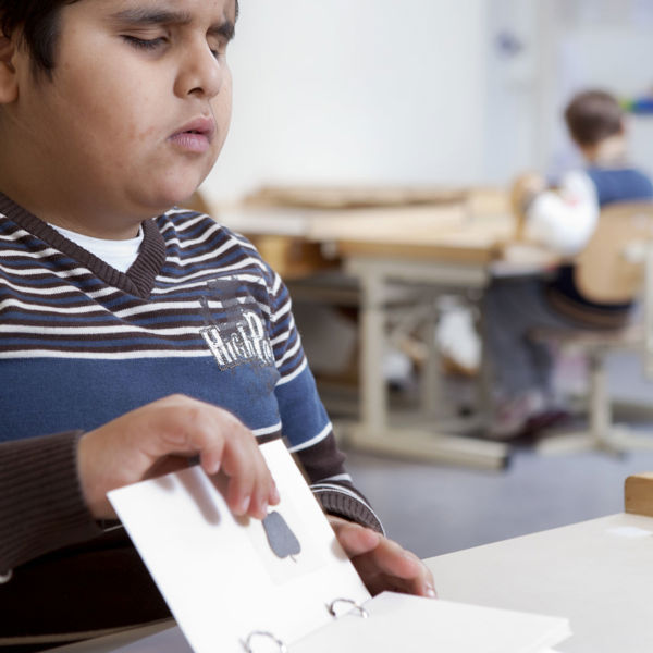 Leerling voelt aan tactiel boekje. Leerling voelt aan tactiel boekje.