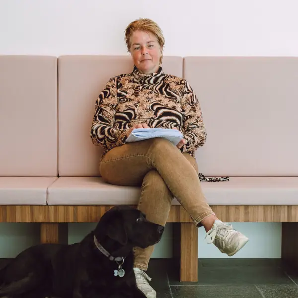 visio-rotterdam-volwassene-blindengeleidehond-lezen-braille.jpg visio-rotterdam-volwassene-blindengeleidehond-lezen-braille.jpg