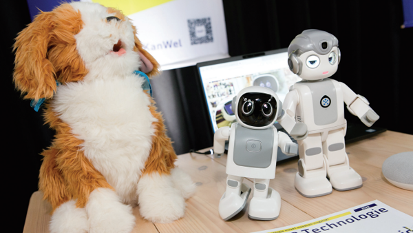 Een robothondje, en twee kleine robots staan op de afbeelding. Een robothondje, en twee kleine robots staan op de afbeelding.