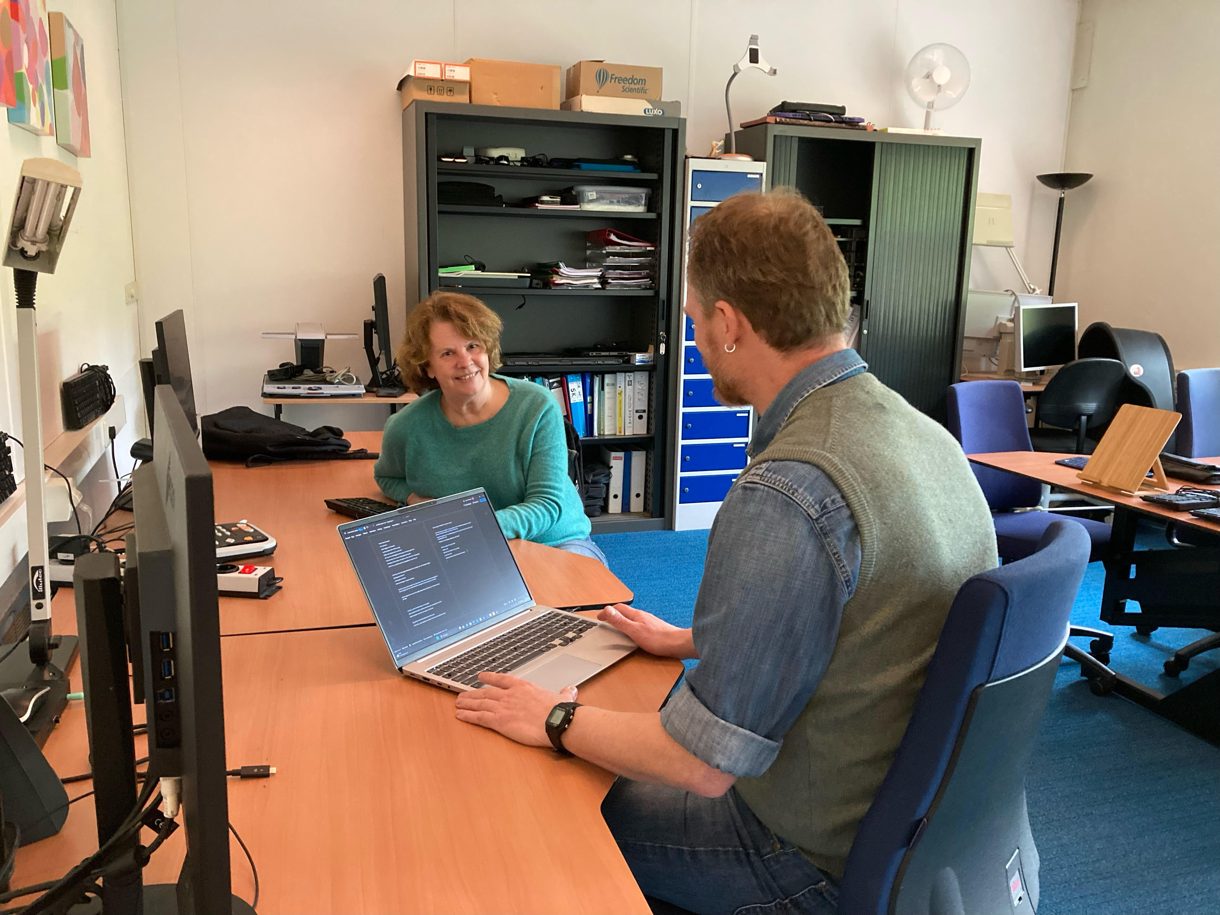 Inge de Munnik met een begeleider van Visio tijdens haar revalidatie bij Visio Het Loo Erf