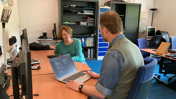 Inge de Munnik met een begeleider van Visio tijdens haar revalidatie bij Visio Het Loo Erf Inge de Munnik met een begeleider van Visio tijdens haar revalidatie bij Visio Het Loo Erf