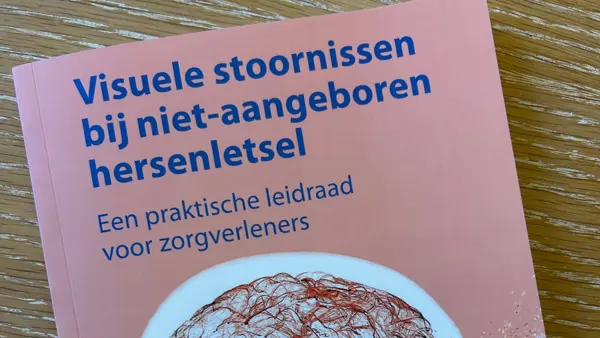Afbeelding van het boek "Visuele stoornissen bij niet-aangeboren Hersenletsel". Op de voorkant staat een dwarsdoorsnede van een hoofd, met een mist voor de ogen en door een deel van het brein. Afbeelding van het boek "Visuele stoornissen bij niet-aangeboren Hersenletsel". Op de voorkant staat een dwarsdoorsnede van een hoofd, met een mist voor de ogen en door een deel van het brein.
