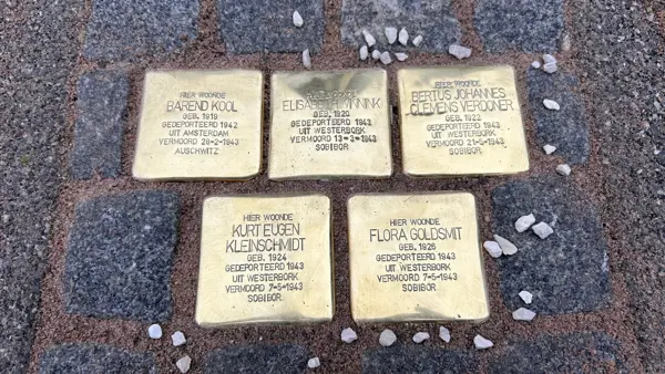 Struikelstenen bij Visio in Huizen Struikelstenen bij Visio in Huizen
