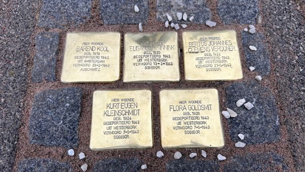 struikel-stenen-Visio-Huizen-bestuursbureau.jpg struikel-stenen-Visio-Huizen-bestuursbureau.jpg