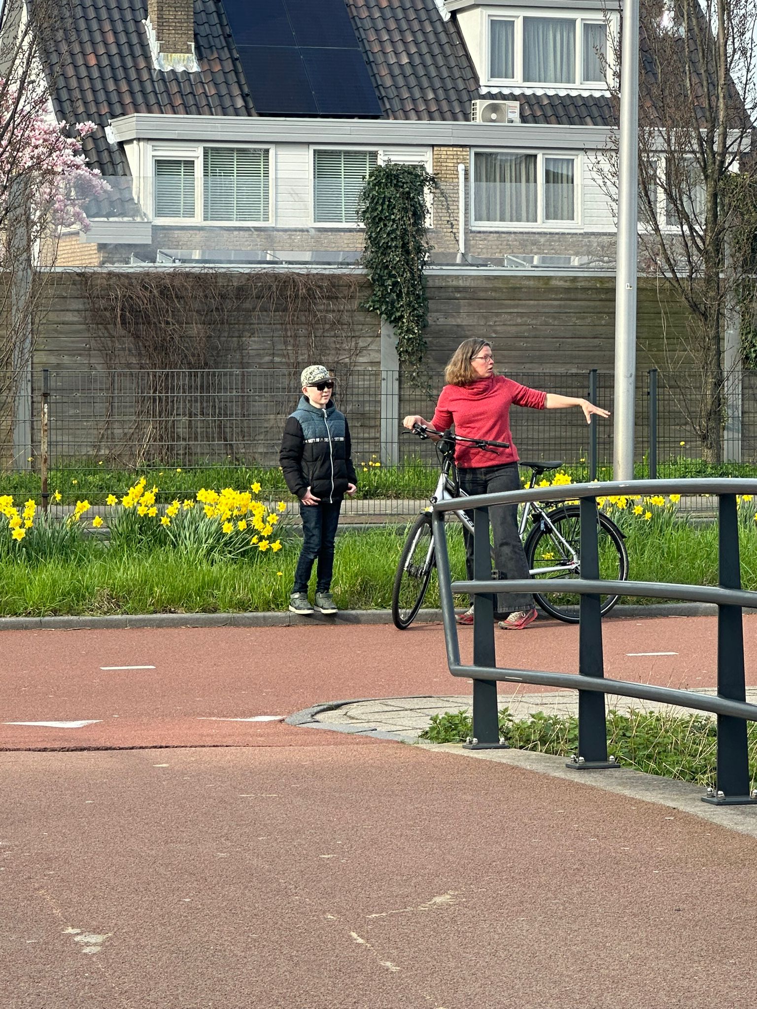 Ergotherapeut helpt Huang om zelfstandig te fietsen. 