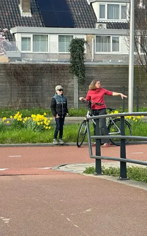 Ergotherapeut helpt Huang om zelfstandig te fietsen. Ergotherapeut helpt Huang om zelfstandig te fietsen.