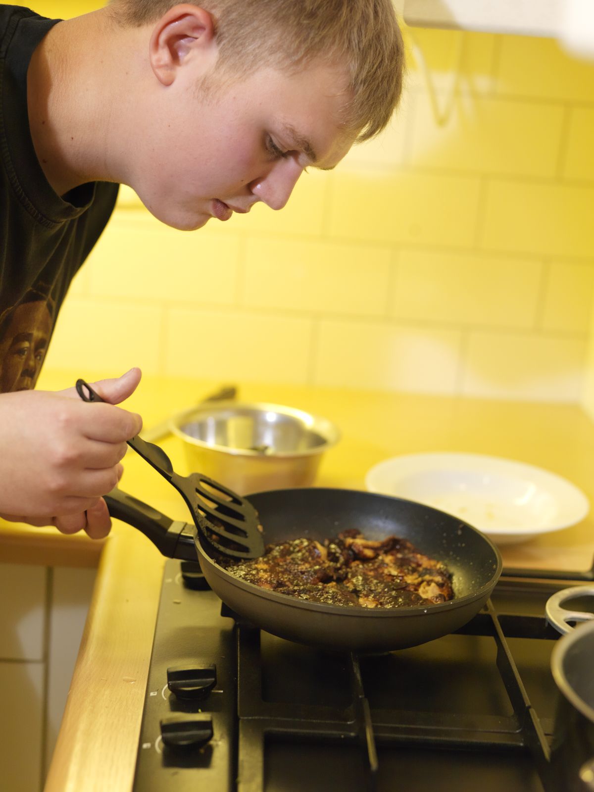 visio-slechtziende-jongen-kookt-in-keuken.jpg