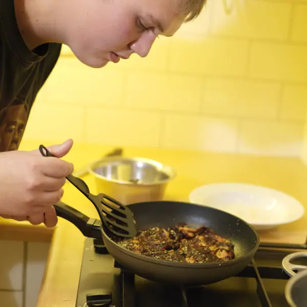 visio-slechtziende-jongen-kookt-in-keuken.jpg visio-slechtziende-jongen-kookt-in-keuken.jpg