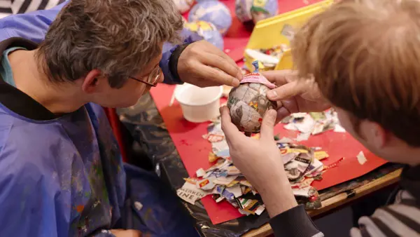 Twee mensen zijn samen creatief bezig met papier mache. Twee mensen zijn samen creatief bezig met papier mache.