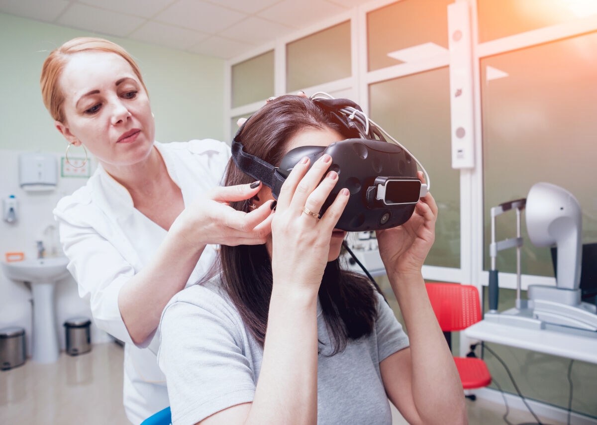 Vrouw helpt kind met VR-bril