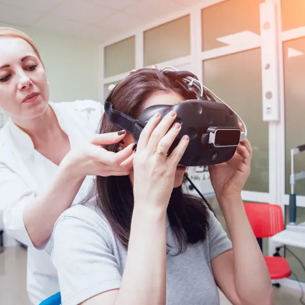 Vrouw helpt kind met VR-bril Vrouw helpt kind met VR-bril