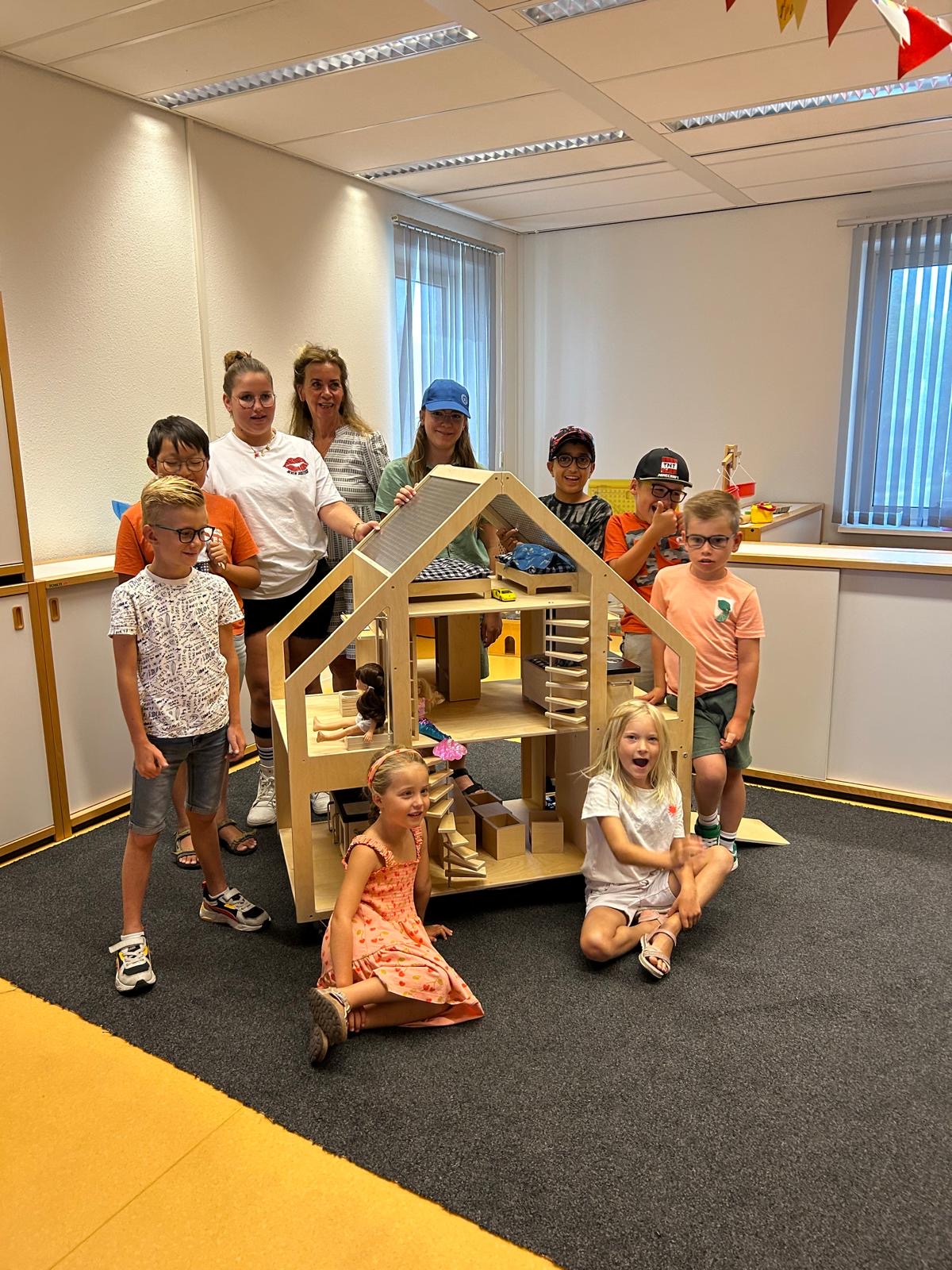 Visio poppenvilla met kinderen en volwassene