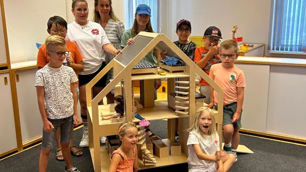 Visio poppenvilla met kinderen en volwassene Visio poppenvilla met kinderen en volwassene
