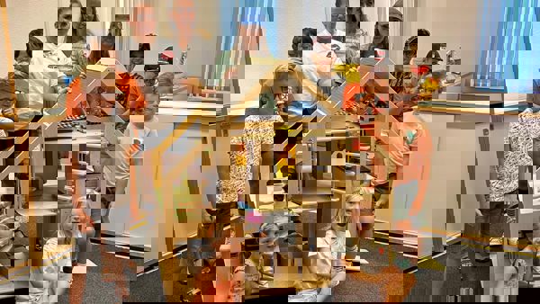 Visio poppenvilla met kinderen en volwassene Visio poppenvilla met kinderen en volwassene