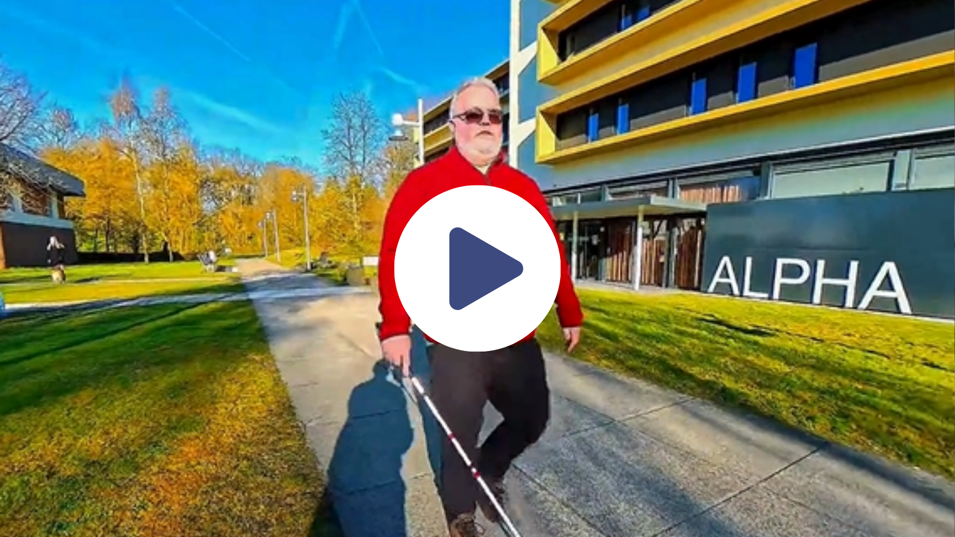 Jos loopt over het terrein van Visio Het Loo Erf met een taststok. 