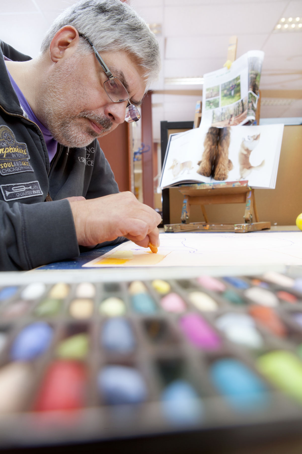 Cliënt is creatief bezig met waskrijt