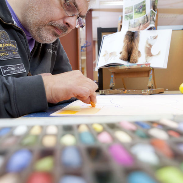 Cliënt is creatief bezig met waskrijt Cliënt is creatief bezig met waskrijt