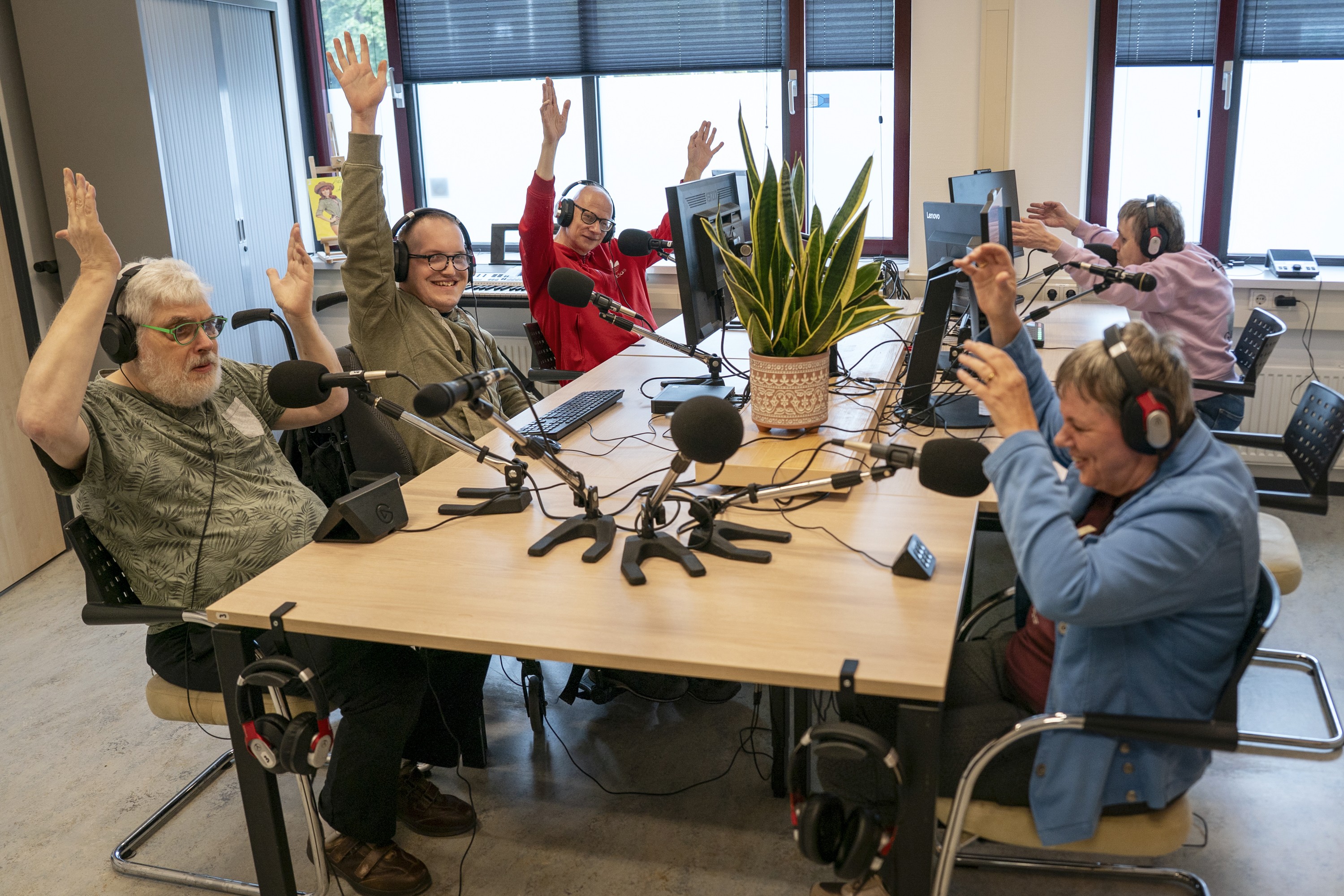 Bewoners nemen een podcast op in de studio. 