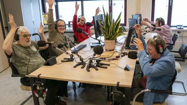 Bewoners nemen een podcast op in de studio. Bewoners nemen een podcast op in de studio.