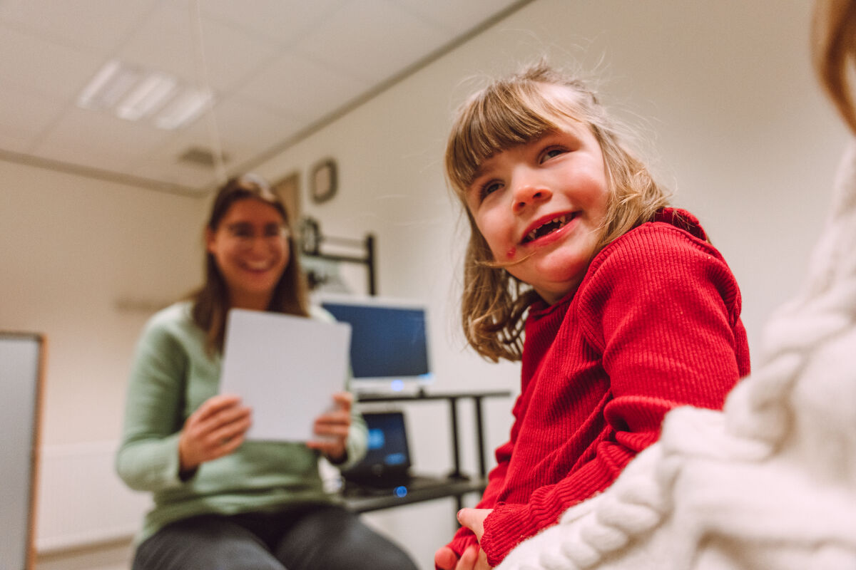 koninklijke_visio_amsterdam_kind_medewerker_onderzoek_6.jpg