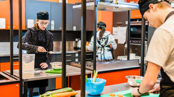 Kinderen van onderwijs Grave zijn aan het koken. Kinderen van onderwijs Grave zijn aan het koken.