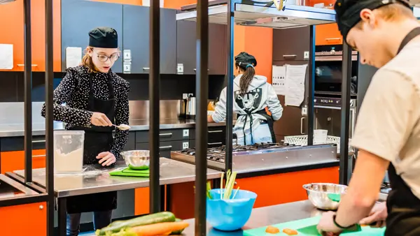 Kinderen van onderwijs Grave zijn aan het koken. Kinderen van onderwijs Grave zijn aan het koken.