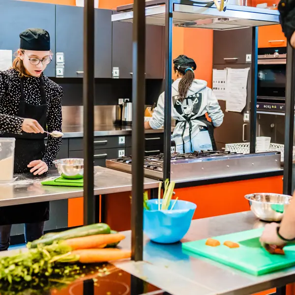 Kinderen van onderwijs Grave zijn aan het koken. Kinderen van onderwijs Grave zijn aan het koken.