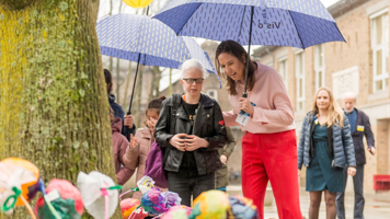 Leerling en docent kijken samen naar knutselwerkjes. Leerling en docent kijken samen naar knutselwerkjes.