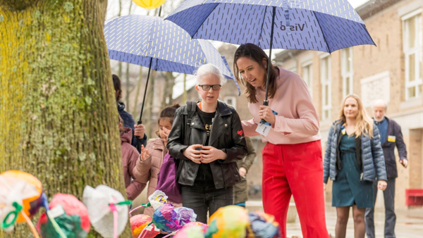 Leerling en docent kijken samen naar knutselwerkjes. Leerling en docent kijken samen naar knutselwerkjes.