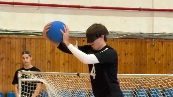 Thijn in actie tijdens goalball Thijn in actie tijdens goalball
