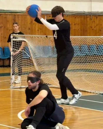 Thijn in actie tijdens goalball Thijn in actie tijdens goalball
