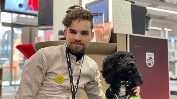 David Zeeman in de mediamarkt met zijn hulphond.jpg David Zeeman in de mediamarkt met zijn hulphond.jpg