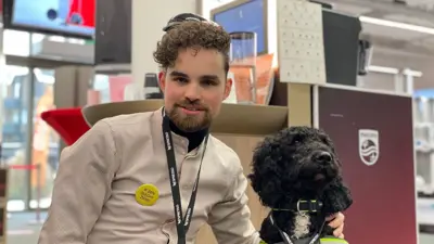 David Zeeman in de mediamarkt met zijn hulphond.jpg David Zeeman in de mediamarkt met zijn hulphond.jpg