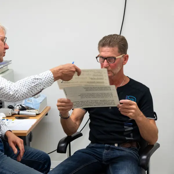 Man moet verschillende teksten lezen om zijn oogsterkte te testen Man moet verschillende teksten lezen om zijn oogsterkte te testen
