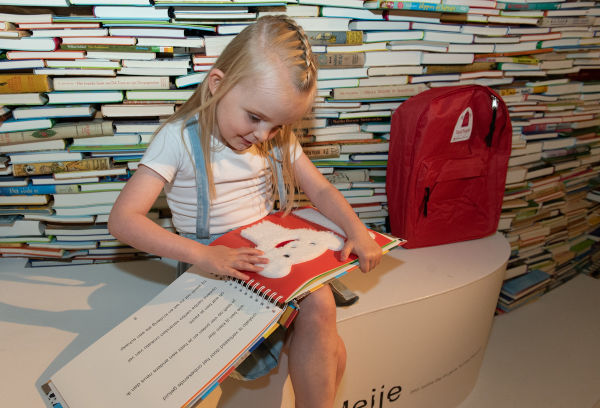 meisje-leest-in-tastboekje-20190627a104 (1).jpg