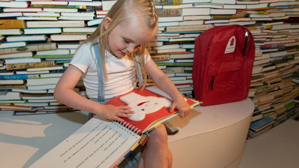 meisje-leest-in-tastboekje-20190627a104 (1).jpg meisje-leest-in-tastboekje-20190627a104 (1).jpg